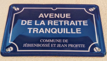 Photo d'un plaque de rue indiquant "Avenue de la retraite tranquille"
